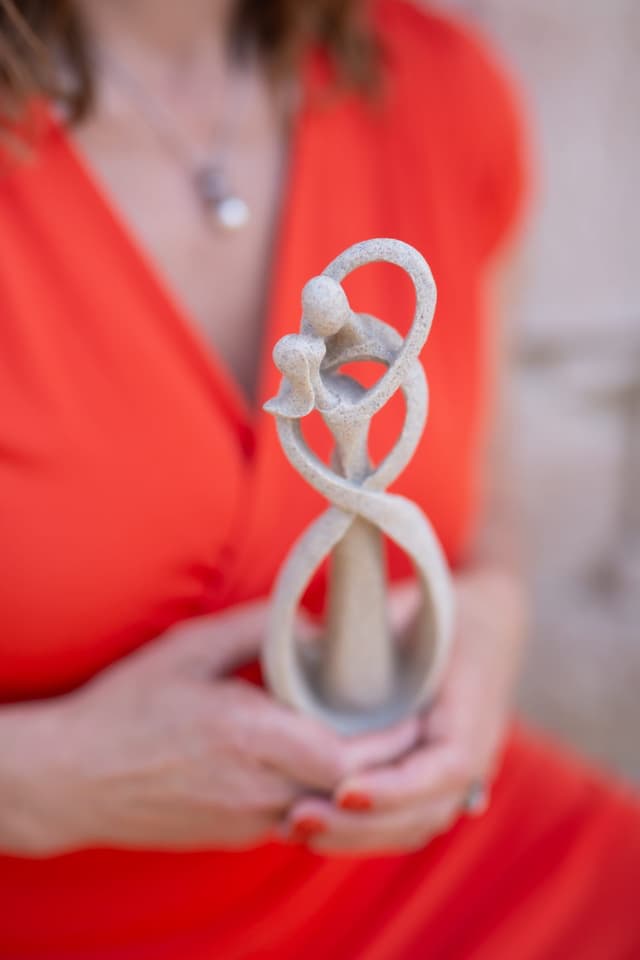Skulptur zweier verbundener Figuren