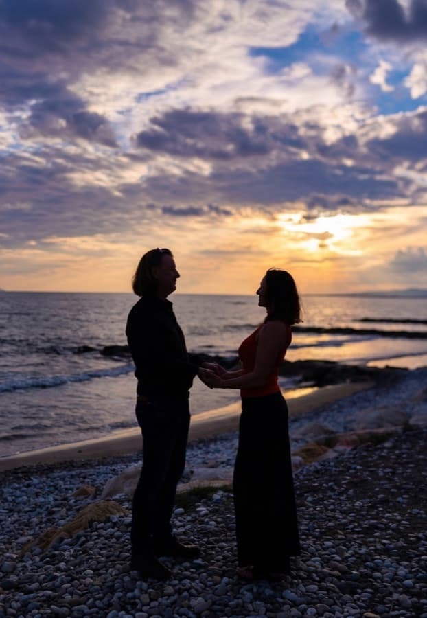 Paar im Sonnenuntergang am Meer